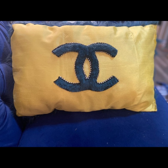 Throw pillows - Picture 5 of 5